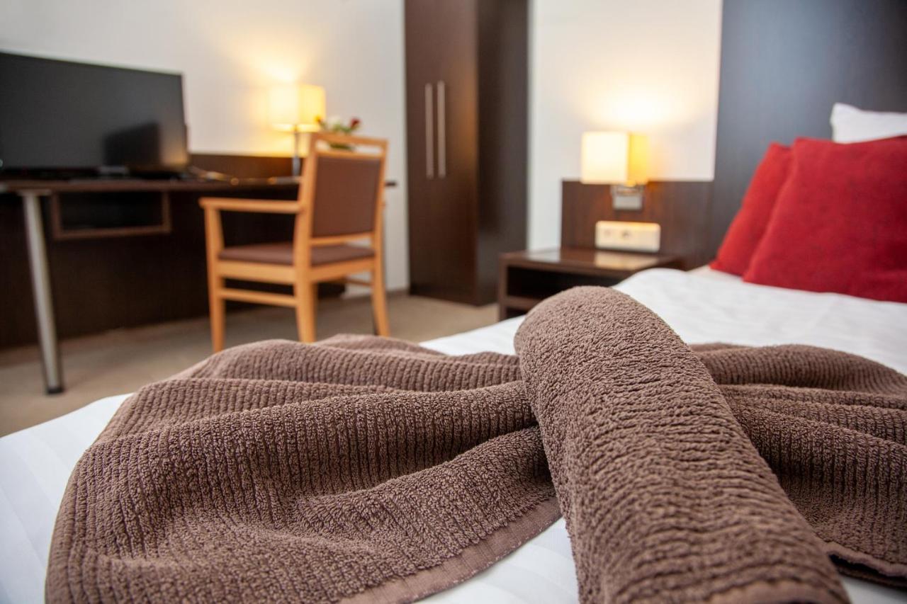 Seehotel Zum Loewen Strasen Esterno foto