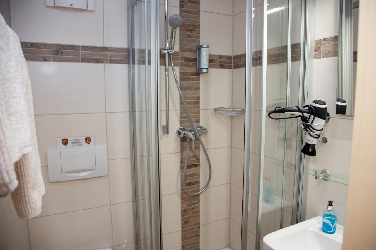 Seehotel Zum Loewen Strasen Esterno foto