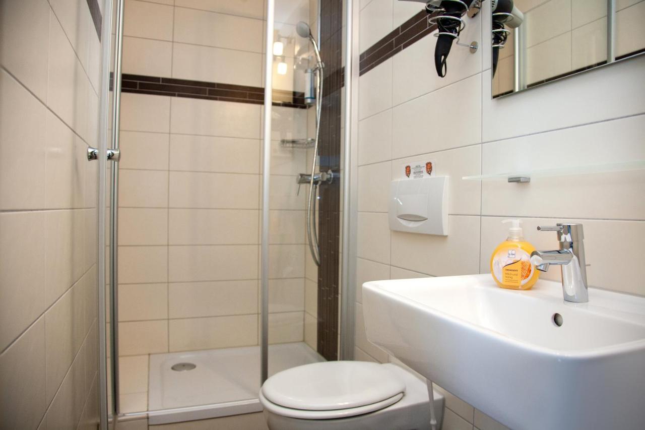 Seehotel Zum Loewen Strasen Esterno foto